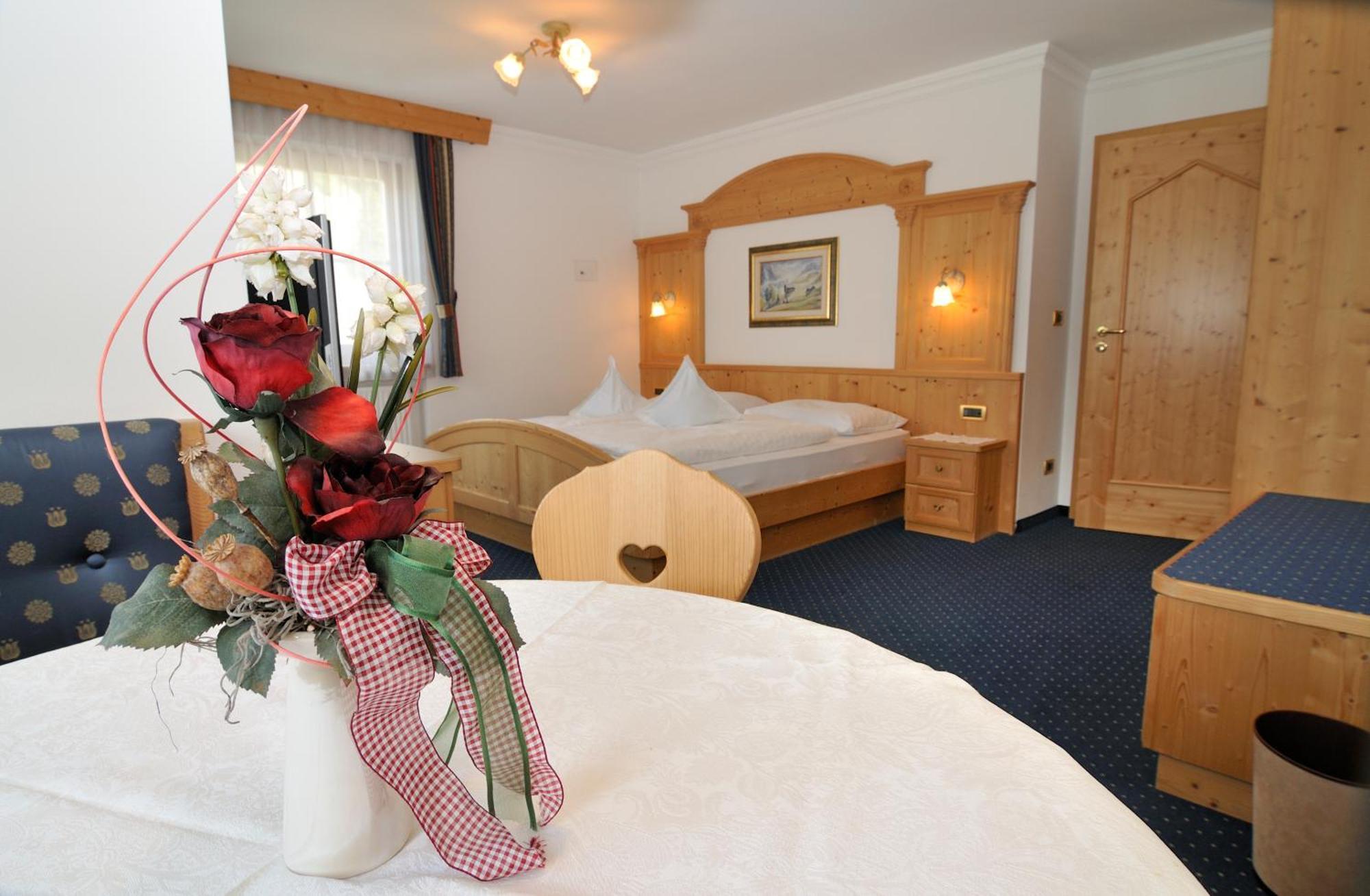 Garni Hotel Iris Сельва-ди-Валь-Гардена Экстерьер фото