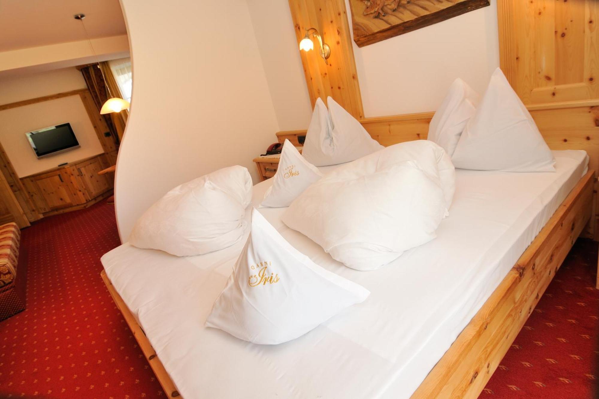 Garni Hotel Iris Сельва-ди-Валь-Гардена Экстерьер фото