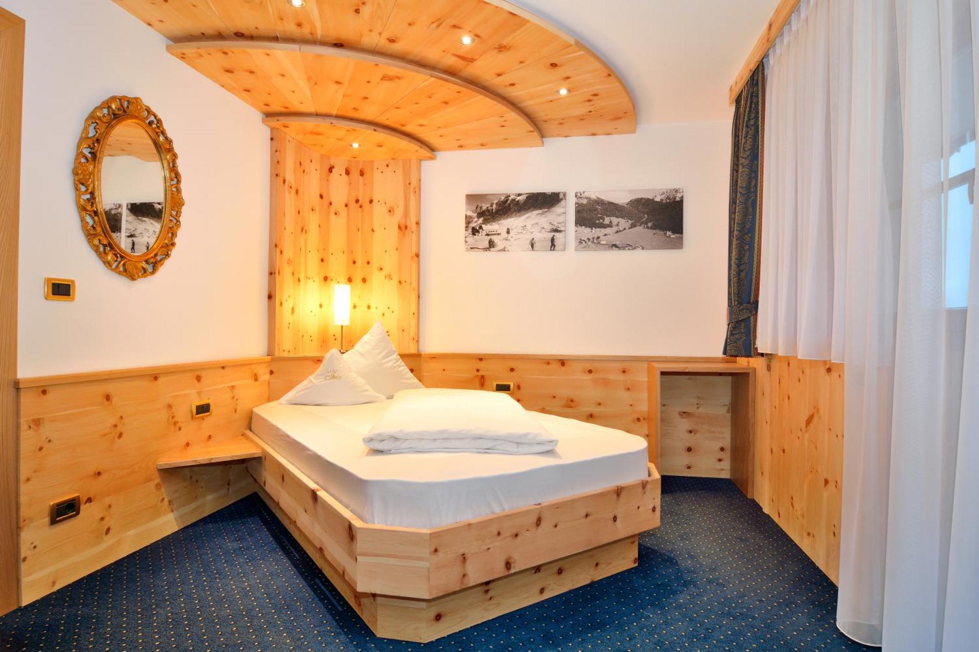 Garni Hotel Iris Сельва-ди-Валь-Гардена Экстерьер фото