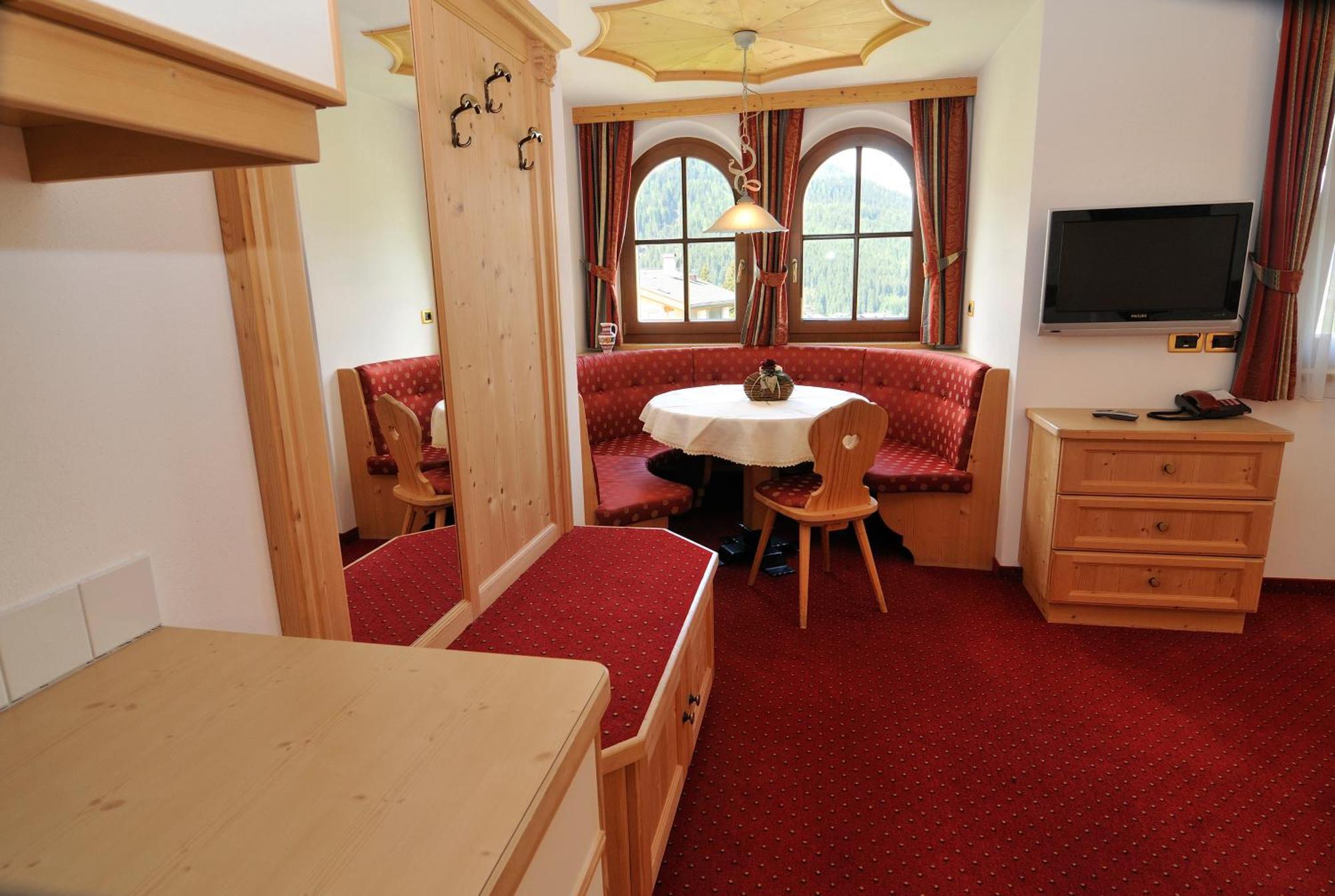 Garni Hotel Iris Сельва-ди-Валь-Гардена Экстерьер фото