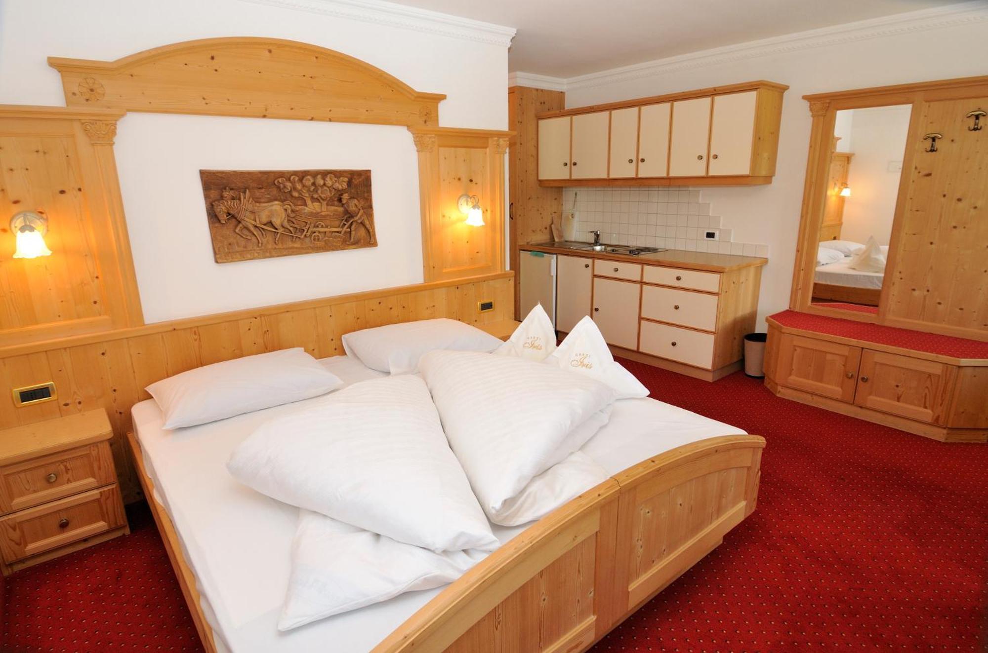 Garni Hotel Iris Сельва-ди-Валь-Гардена Экстерьер фото
