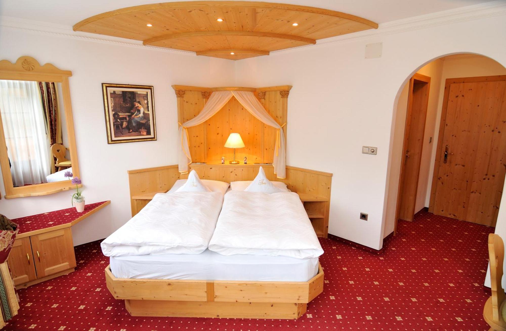Garni Hotel Iris Сельва-ди-Валь-Гардена Экстерьер фото